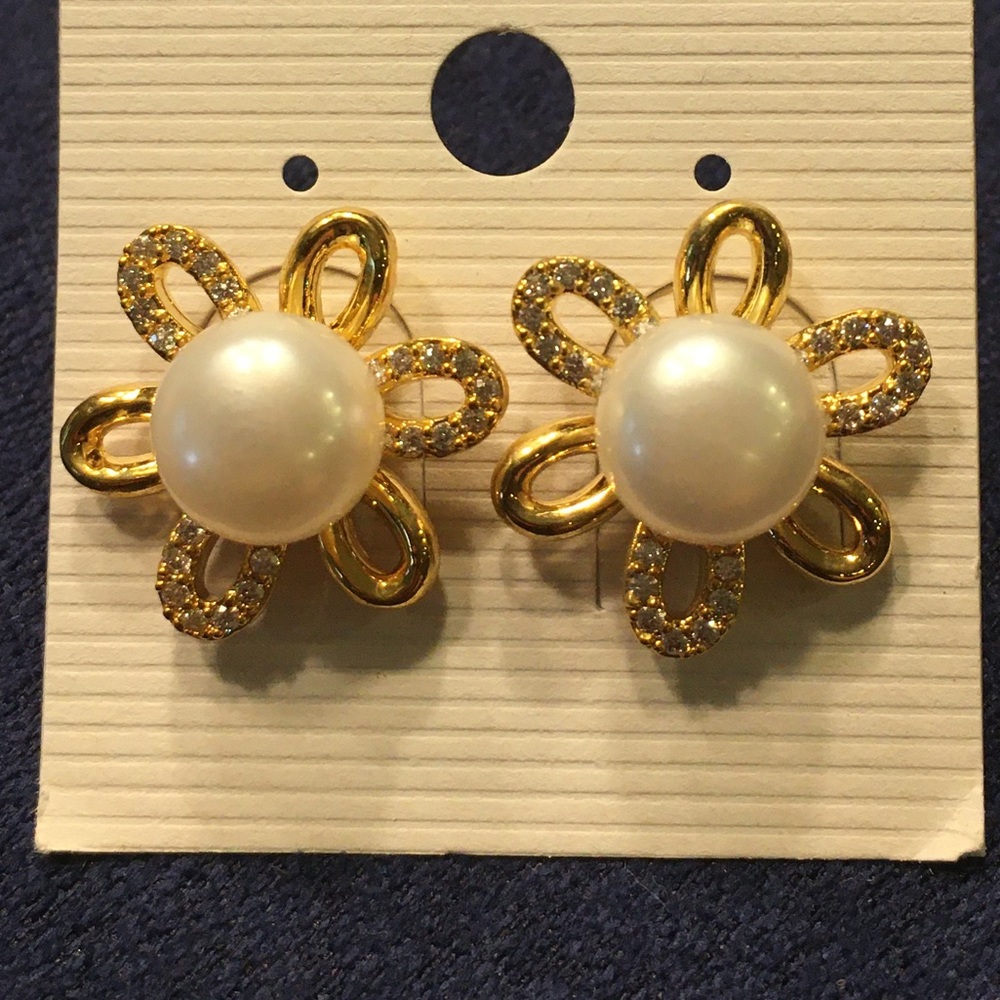 Genuine freshwater pearl earring. 11mm cz